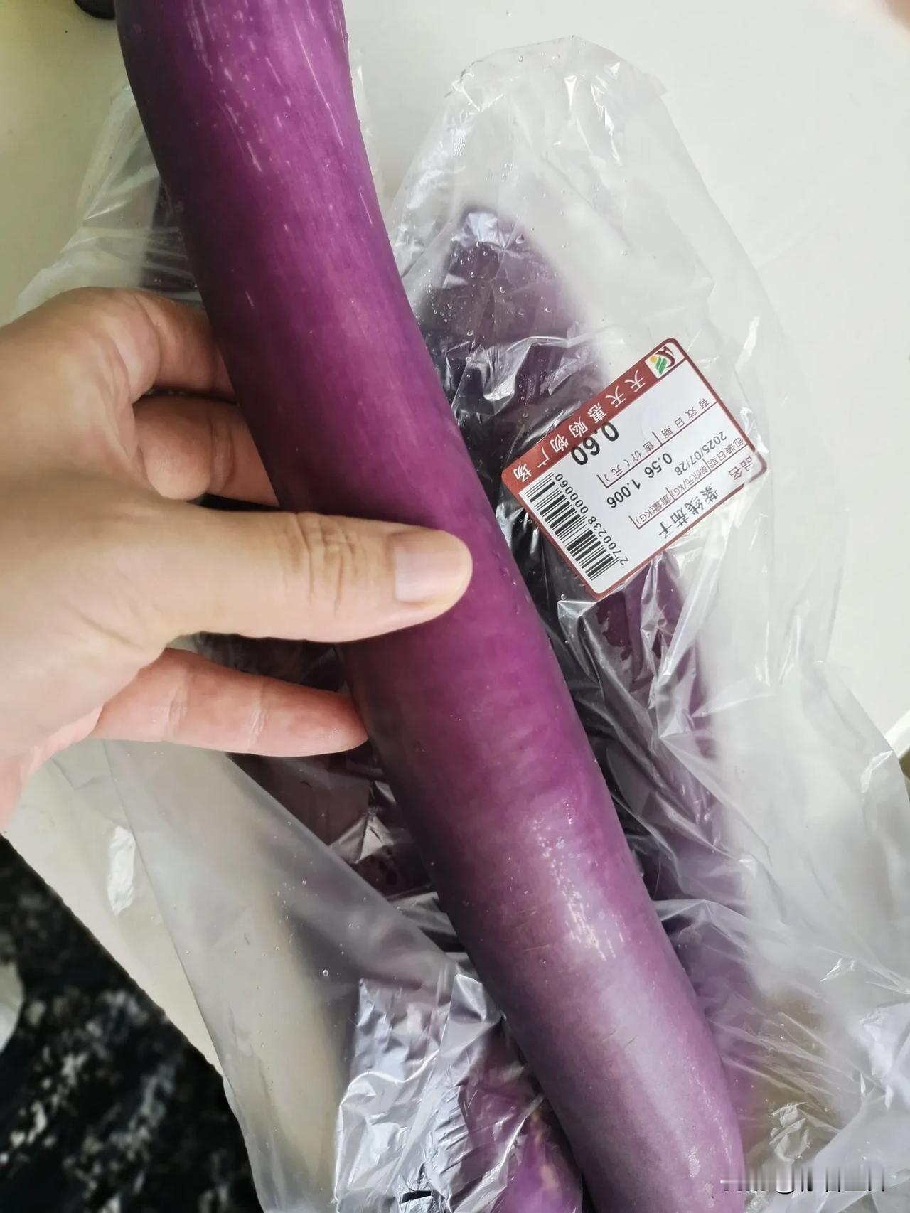 超市里的茄子2毛8一斤，好多人都在挑，我也挑了几个。称重的时候，一个老人捏了