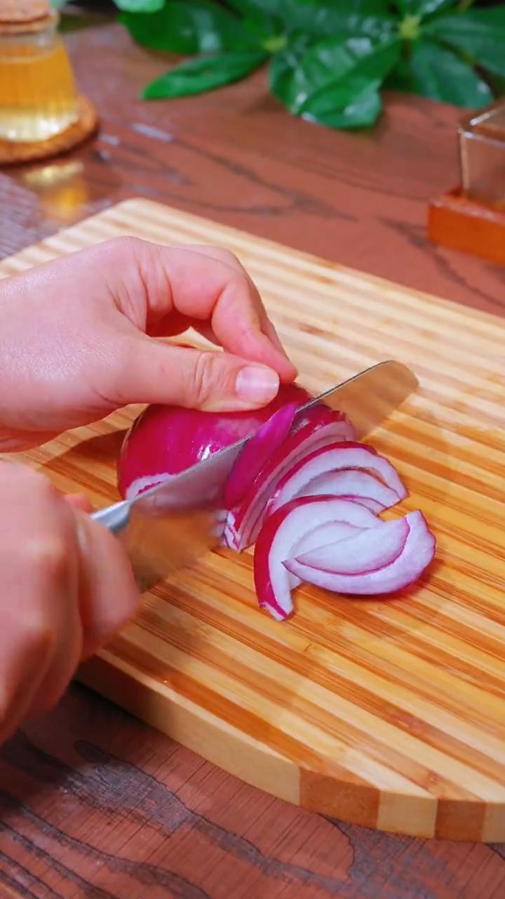 凉拌蘑菇。家人们注意看，把鲜蘑放在蒸锅里蒸一蒸，出锅就是一道大小朋友都抢着吃的