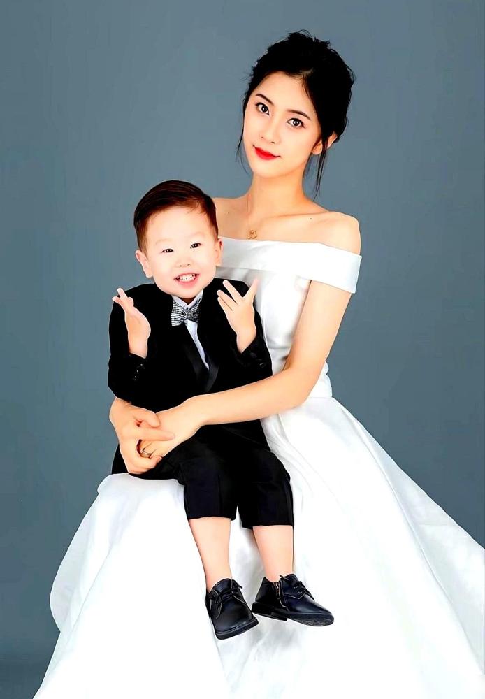 梁靖崑这句表白，直接给我干沉默了。他对着老婆孩子说：“你们和妈妈是我的整个世界。