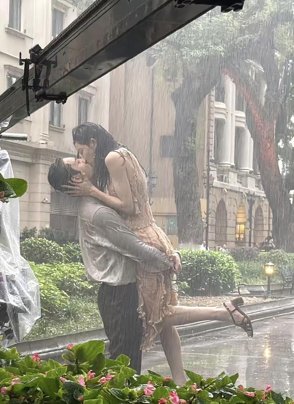 衣服都湿透了，热吻的钟楚曦和陈伟霆根本就没有停下来的意思！试过在雨中热吻的人都知