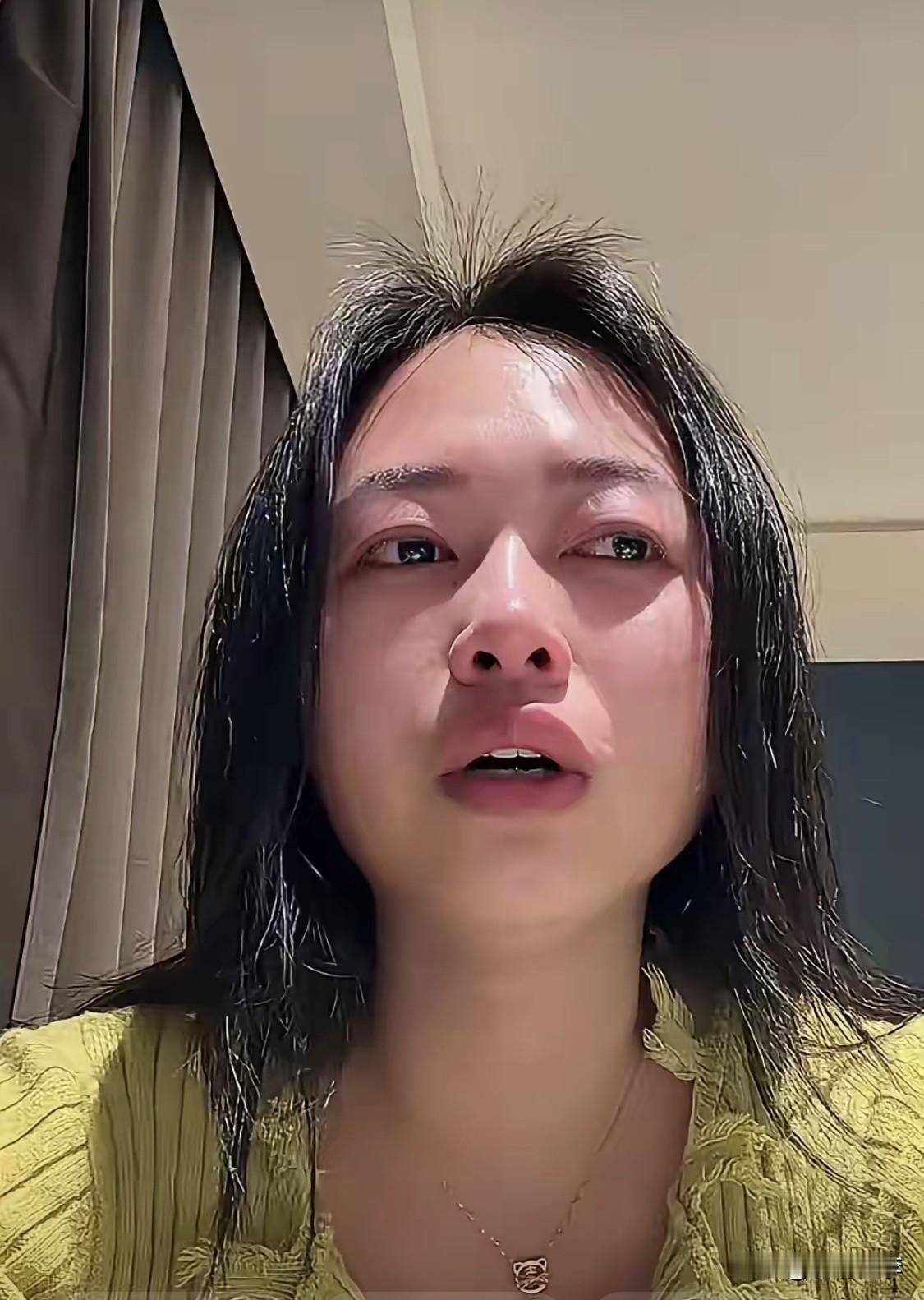 刚开始，确实有点同情这个女人。因为她委屈兮兮地说丈夫可能是嫌弃她没上班，所以