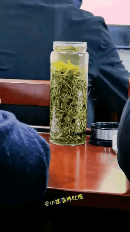 口味真重，泡这么多茶叶，是吃茶还是泡茶？一下子泡这么多茶叶就是不懂喝茶。喝茶汤