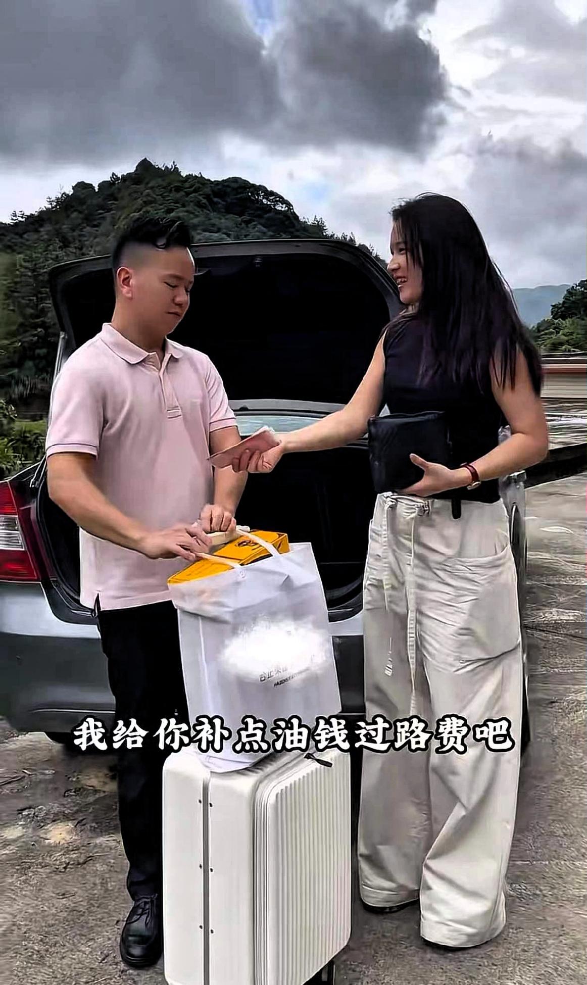 这才是邻里邻居的模样。男子开车数百公里搭邻居女子回家，到家后，女子拿出几百块递给