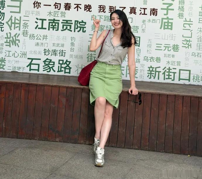 高圆圆在外出的时候搭配的很有清新靓丽范儿，看上去像个迷人的少女。高圆圆上身穿灰色