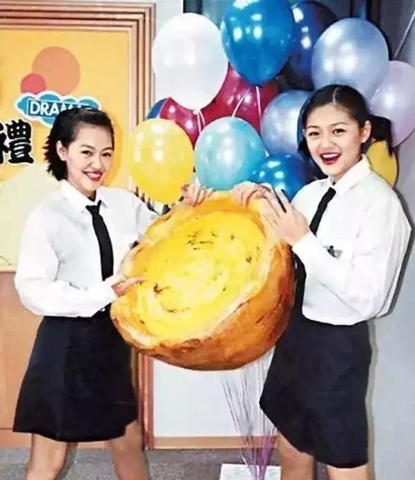 一直觉得小S脸型五官长得比大S精致，但气质就是大S的好。好看的皮囊千千万万，唯有