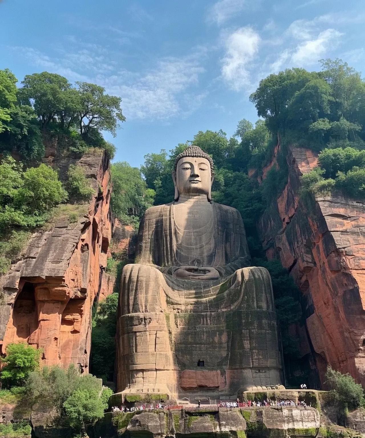 游乐山大佛之感受。乐山大佛与山融为一体，仿佛是大自然赋予的杰作。山是