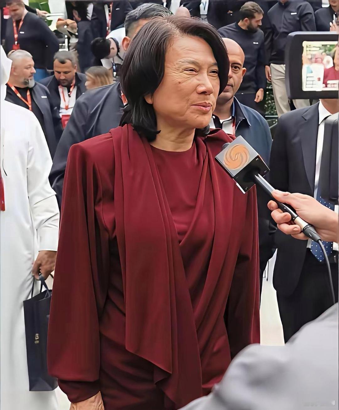 主持人问董明珠："你微信里加的都是马云、王健林、刘强东这些大人物，平时你们都聊啥