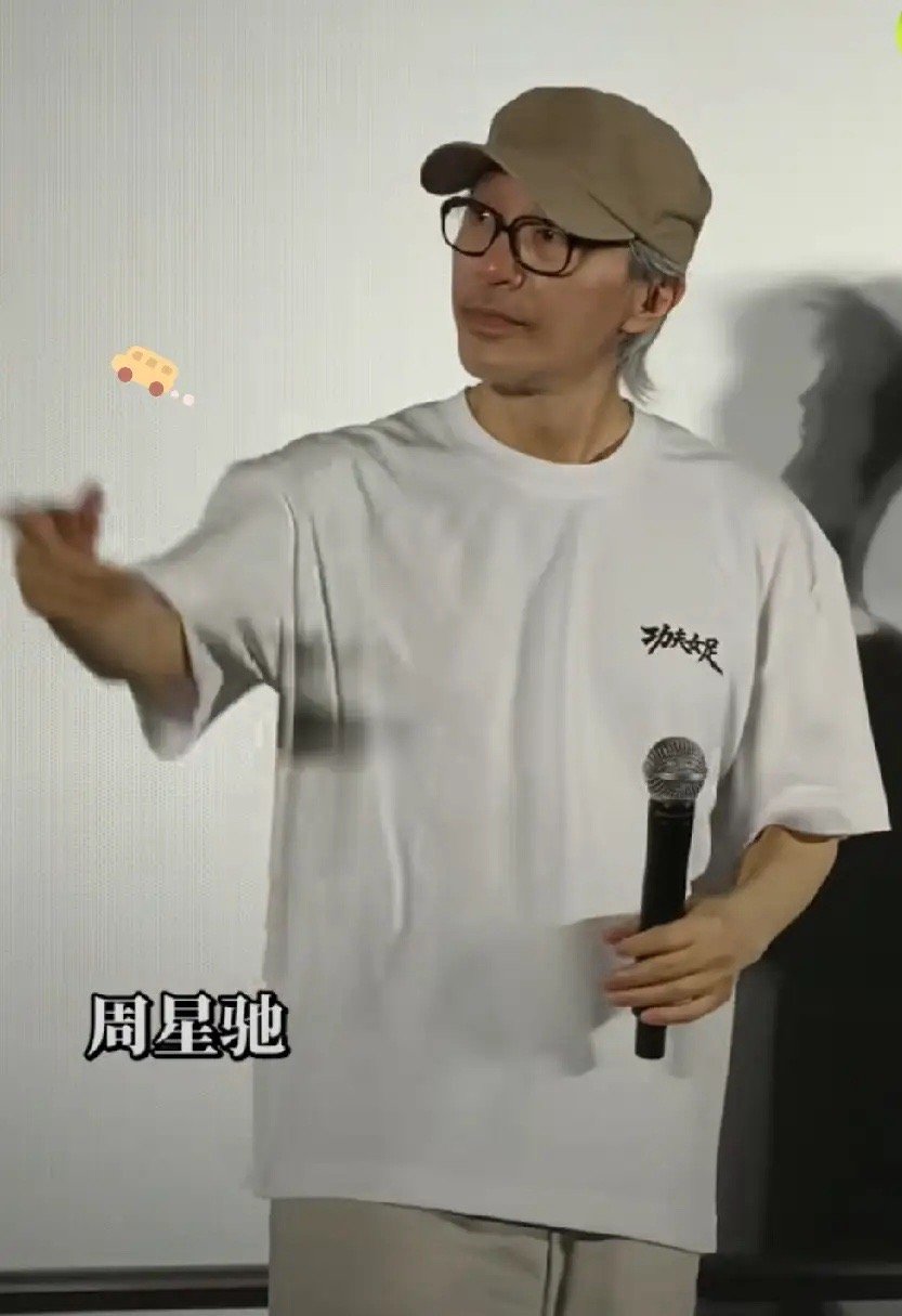 周星驰真哭了对，没错，周星驰真哭了，不是电影里的哭，而是真哭了，这次路演，一个粉