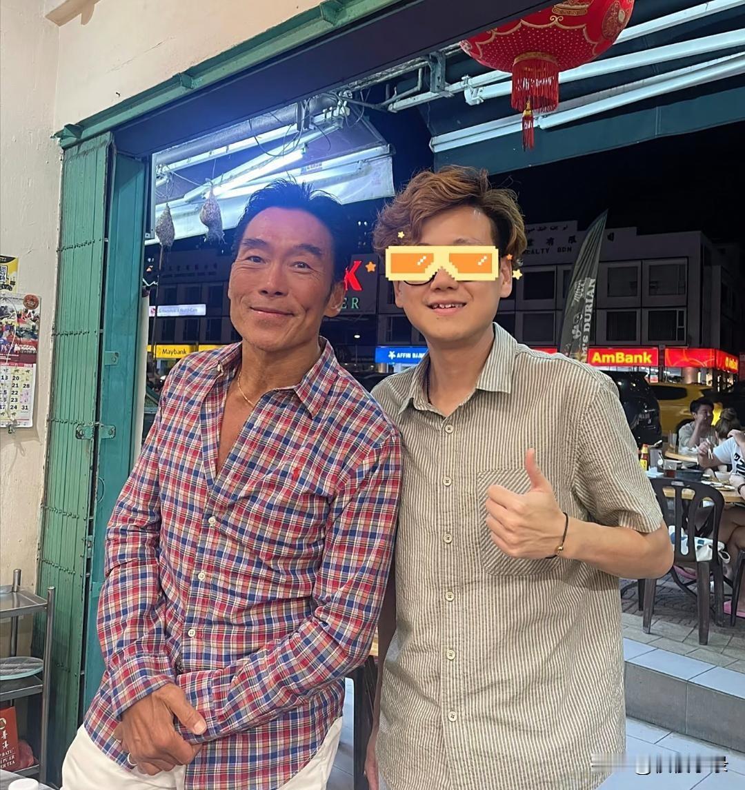 郑浩南在马来西亚被偶遇，他看起来好瘦，整个人很有型，状态太好了，老了更有魅力！[