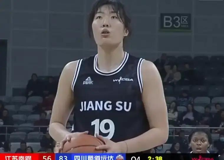 34分的分差，如果不看队名，我还以为是成年队在打高中生。江苏女篮这场球，与