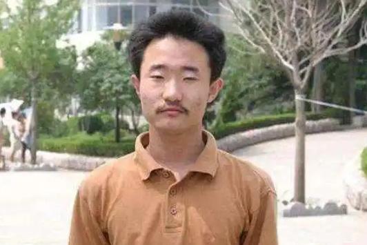 2004年，王端鹏考了749分，离高考总分只差1分，成为了山东高考状元，在当时轰