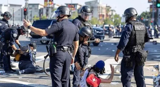美国人为啥不敢反抗？天呐！洛杉矶街头都乱成一锅粥了，枪声