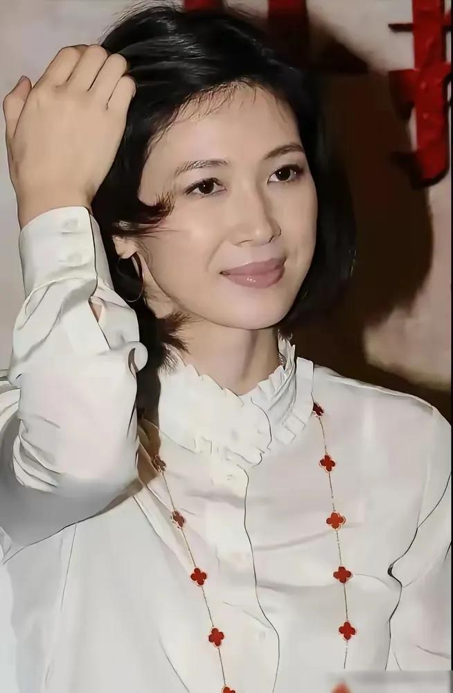 童蕾三年拍了18部戏，主角配角来者不拒，网剧也接，出场费报价15万。老公进去之前