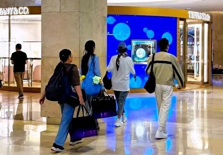 有网友在新加坡偶遇向太、郭碧婷，一家人在商场购物，拎着大包小包，满载而归！郭碧婷