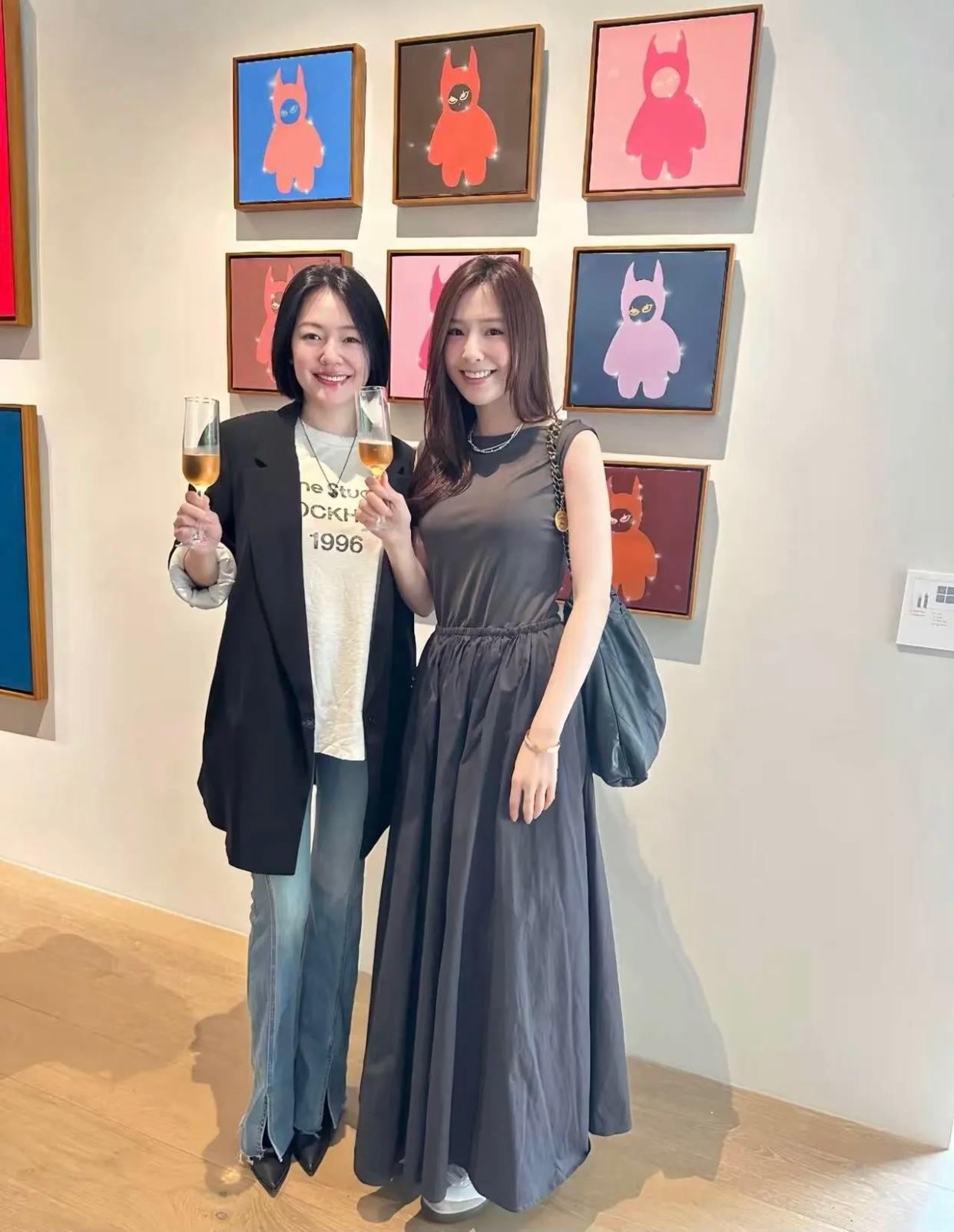 不愧是亲姐妹，没想到大S走后小S居然越来越像姐姐了，二女儿Lily办画展，