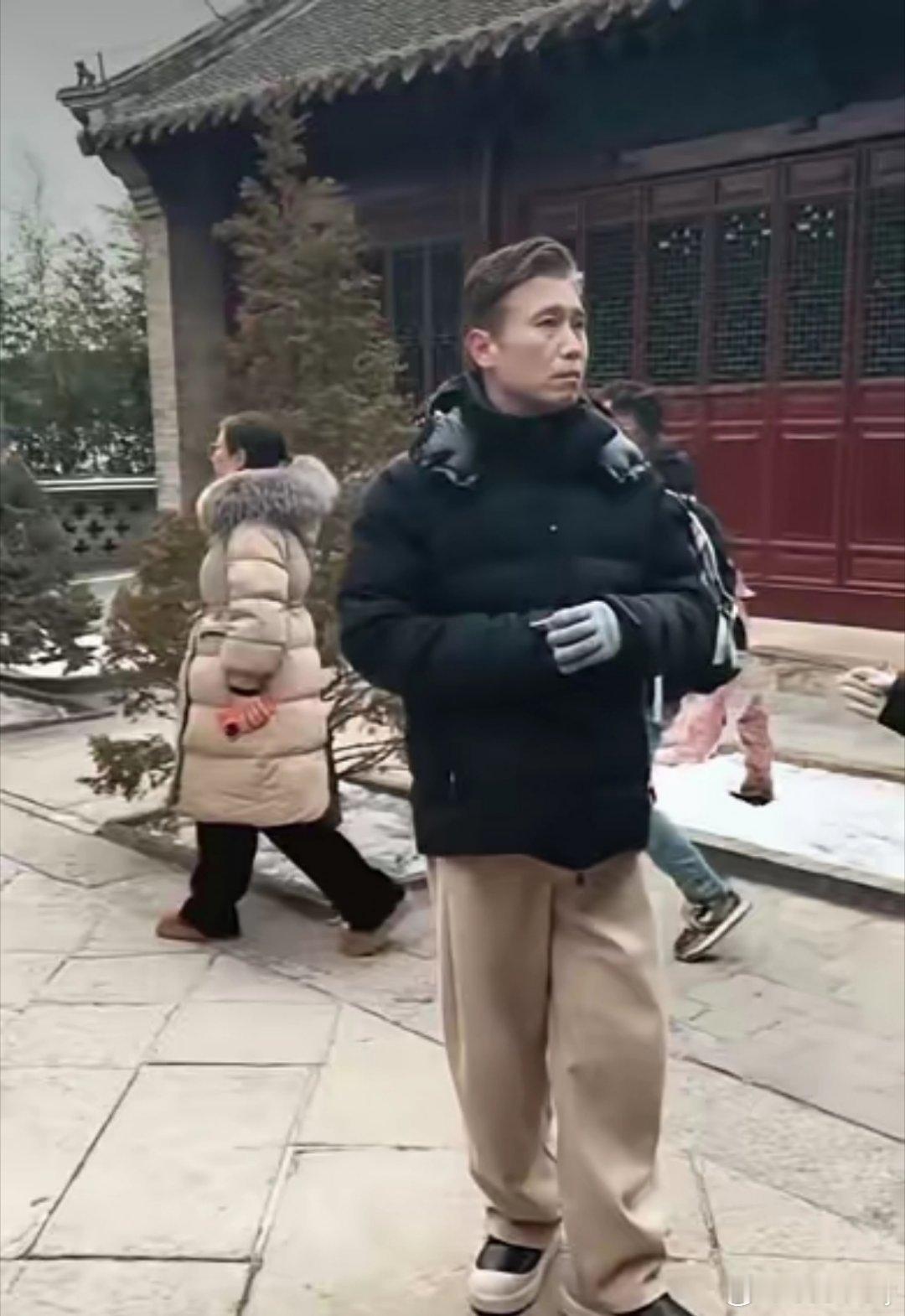 李乃文再次现身大孤山祈福，被拍到头发变白！再次来到大孤山祈福的李乃文