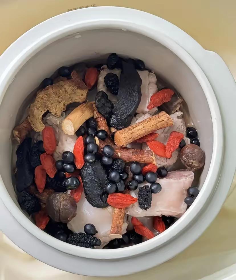 如果你家里刚好还有黑豆别闲着，我试了几回，黑豆做汤那种滋味真的挺特别的。山药、鲫