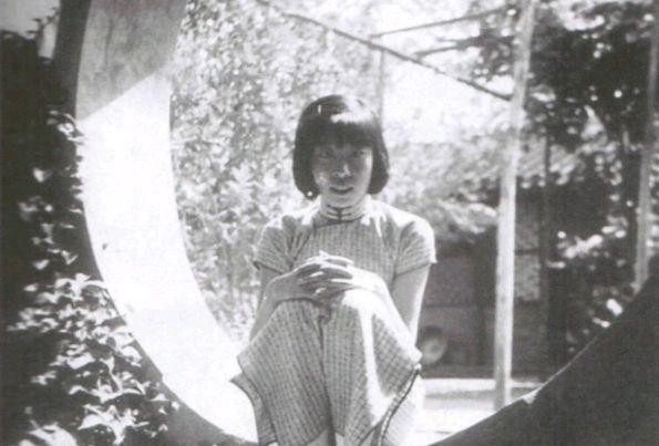 2006年，王光美因病去世。临终前，她突然向女儿刘亭抱拳作揖，虚弱地说：“女儿，