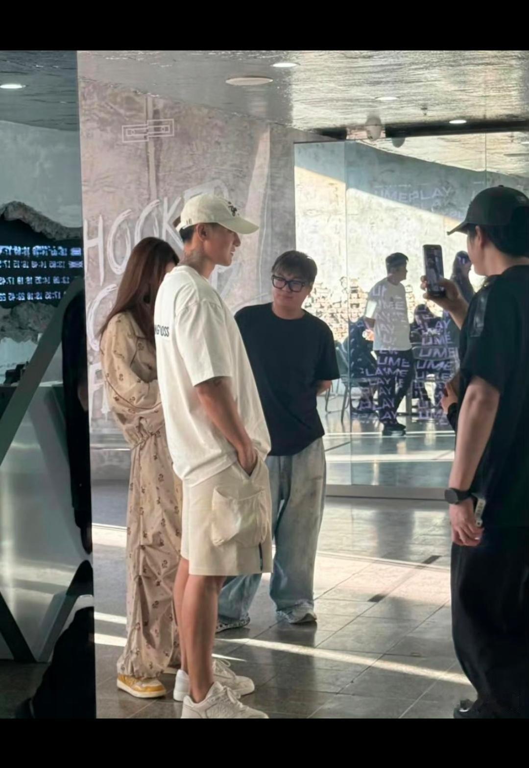 自从嫁给老板后，她被宠成了小公主！真是没想到！这个体型健壮的汉子竟对老婆这么