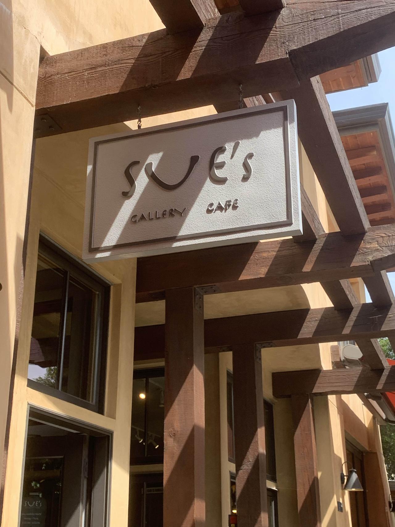 今天去逛了个早市。这物价确实是够贵的。一盆花60美元，一个煎饼15美元，一斤芦笋