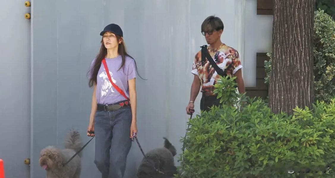 木村拓哉与妻子工藤静香一起外出遛狗，两人结婚二十多年，感情依旧很好！木村拓哉[
