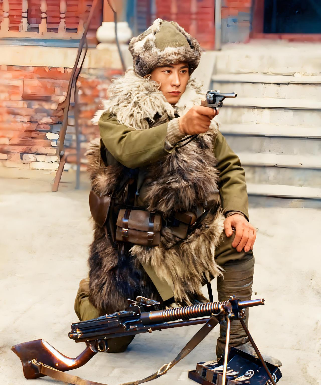 这是二战时期日本士兵的一张摆拍照。右手持着26式左轮手枪，单膝跪地作射击姿势。身