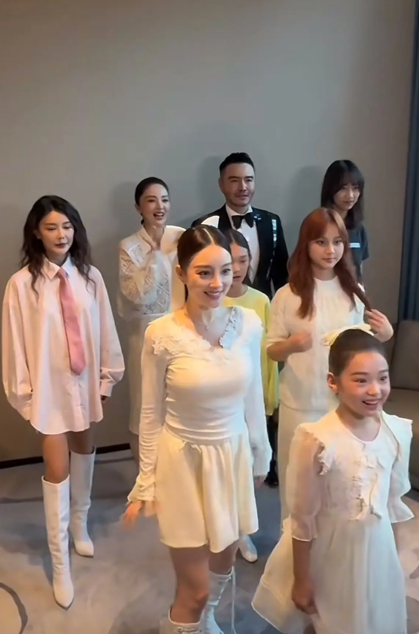 李小璐的表现欲真的好强，比最近很火的社牛小酒窝还厉害。天生吃这碗饭的，要不是之前