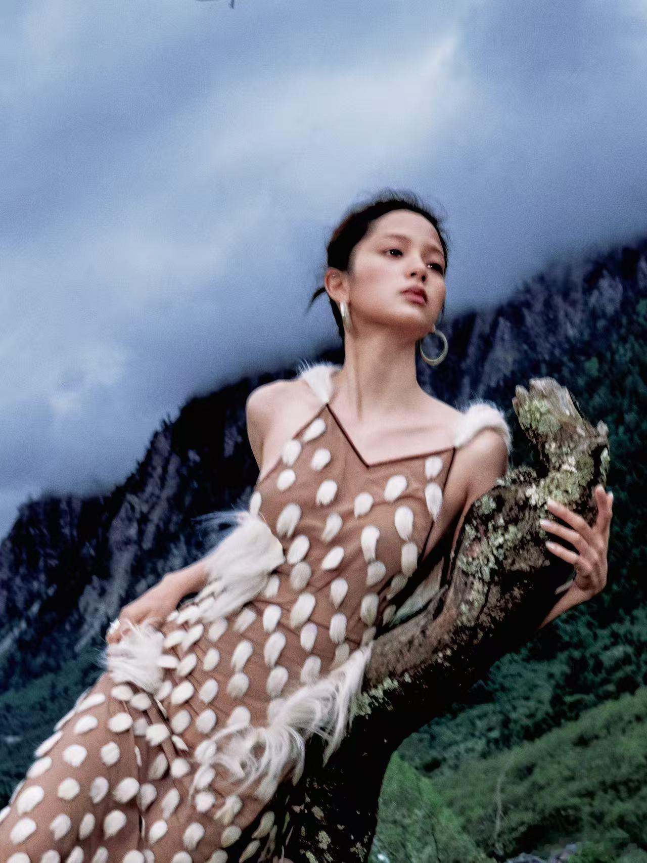 VOGUE出发图在VOGUE活动上，欧阳娜娜以清新自然的风格攻占了我们的心，她