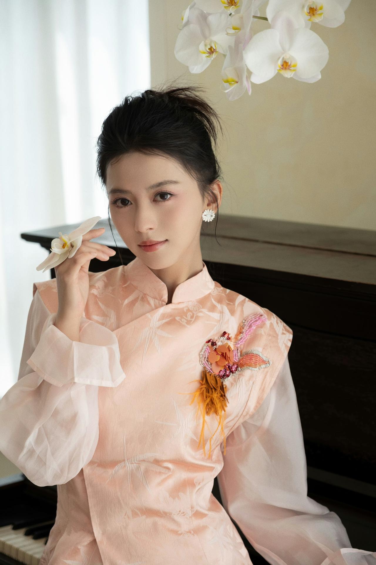 合诗雨的这套造型巧妙融合了新中式韵味与现代少女感。粉色提花马甲搭配同色系短裤，既