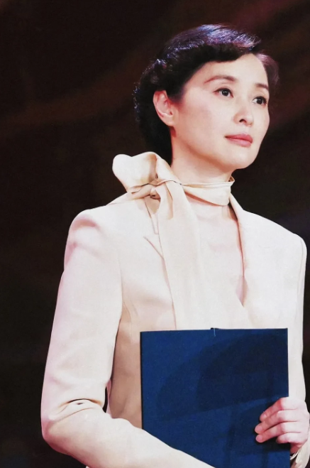 吴越身上有一种玄学不管什么样的颁奖典礼不管她的穿着多么低调，不管她得不得奖，她