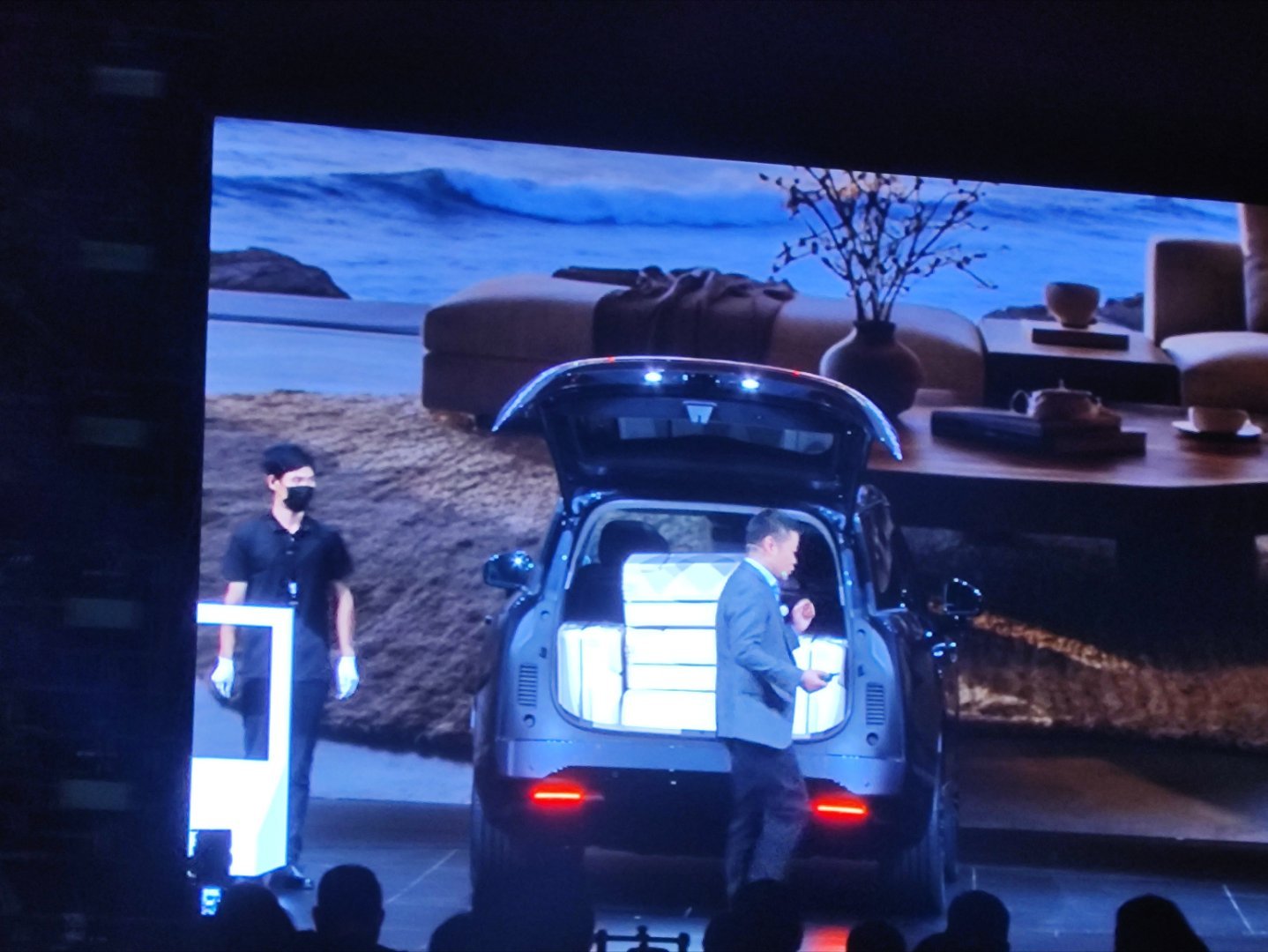 GX在坐满六个人的情况下，后备箱可以放6个24L的行李箱。买了六座新能源的人应该