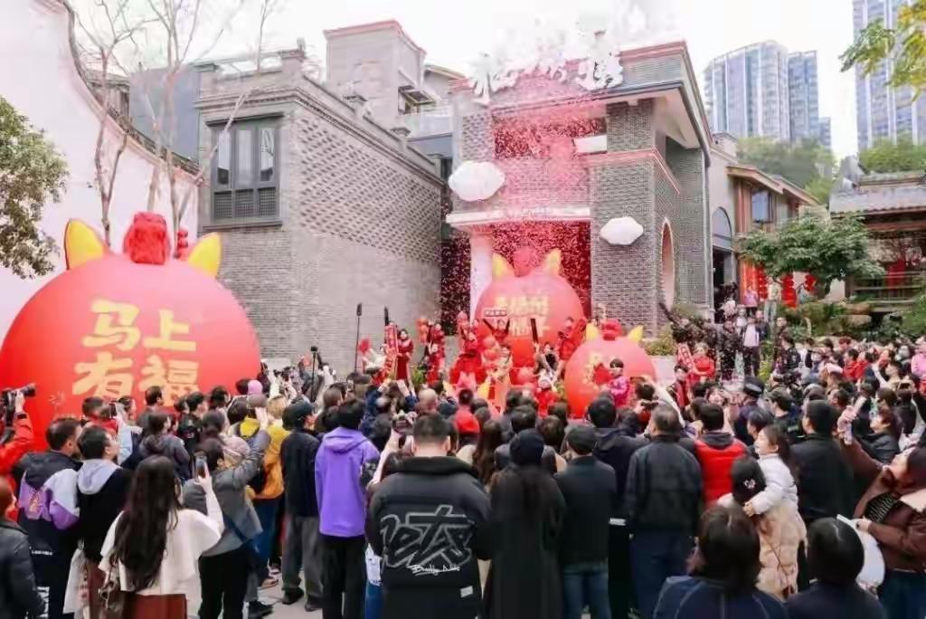 主要是为了促进人们旅游和经济发展，国家出台了高速免费的规定，各地方出台公交地铁免