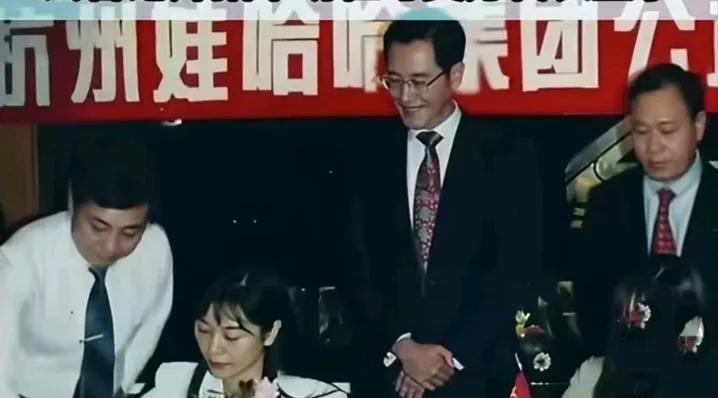 年轻时的杜建英低头写字这个角度看起来五官还是精致的，认真工作的样子确实有书生气，