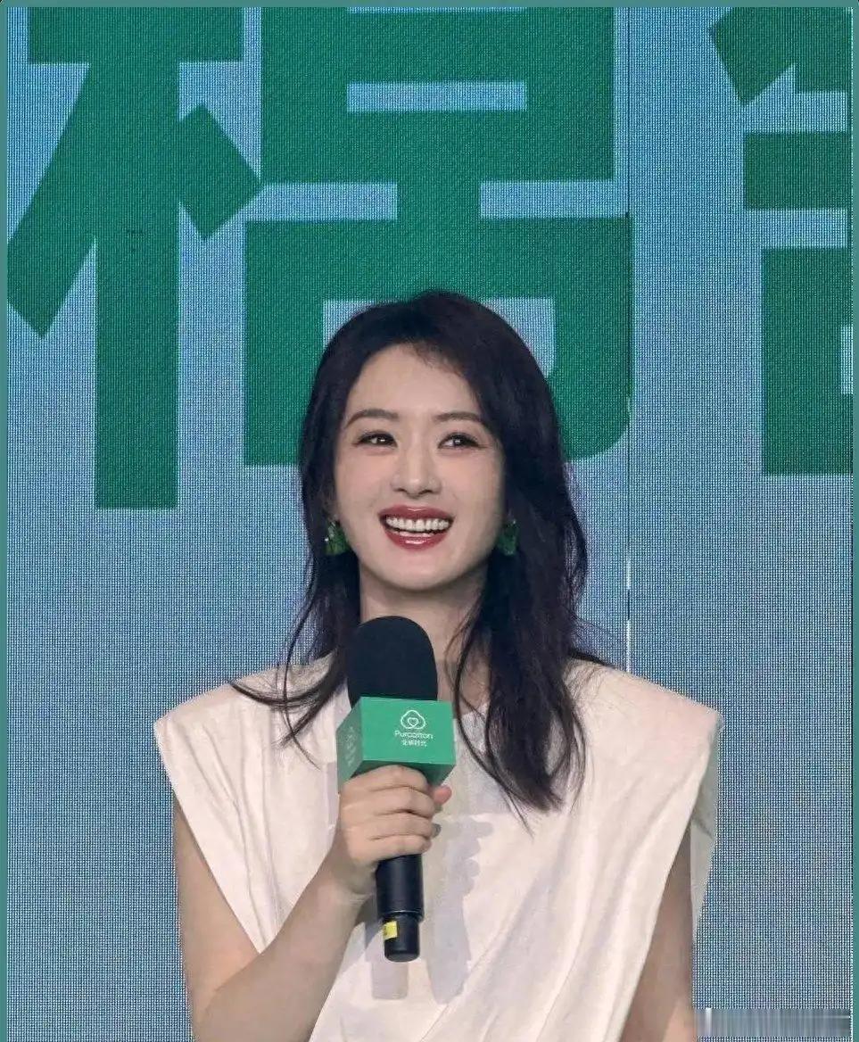 36岁赵丽颖离了婚反倒胖了，白T恤配翡翠耳坠圆润了，网友看完直呼：这肉肉脸比瘦时