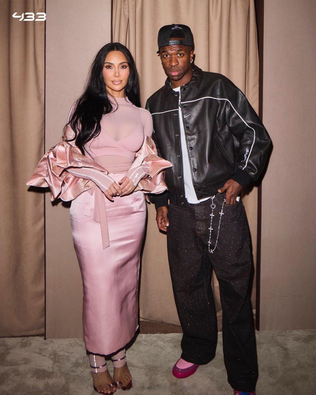 【跨界合作】法国巴黎，皇马边锋威尼修斯，与名媛金卡戴珊共同出席品牌活动。