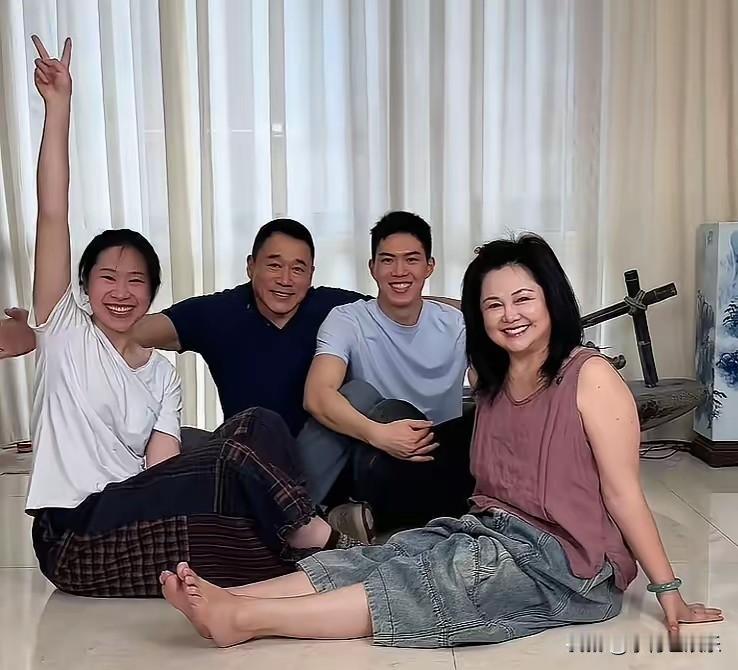 演员丁海峰一家四口，儿子帅气，女儿漂亮，媳妇有气质，一家四口真喜庆。