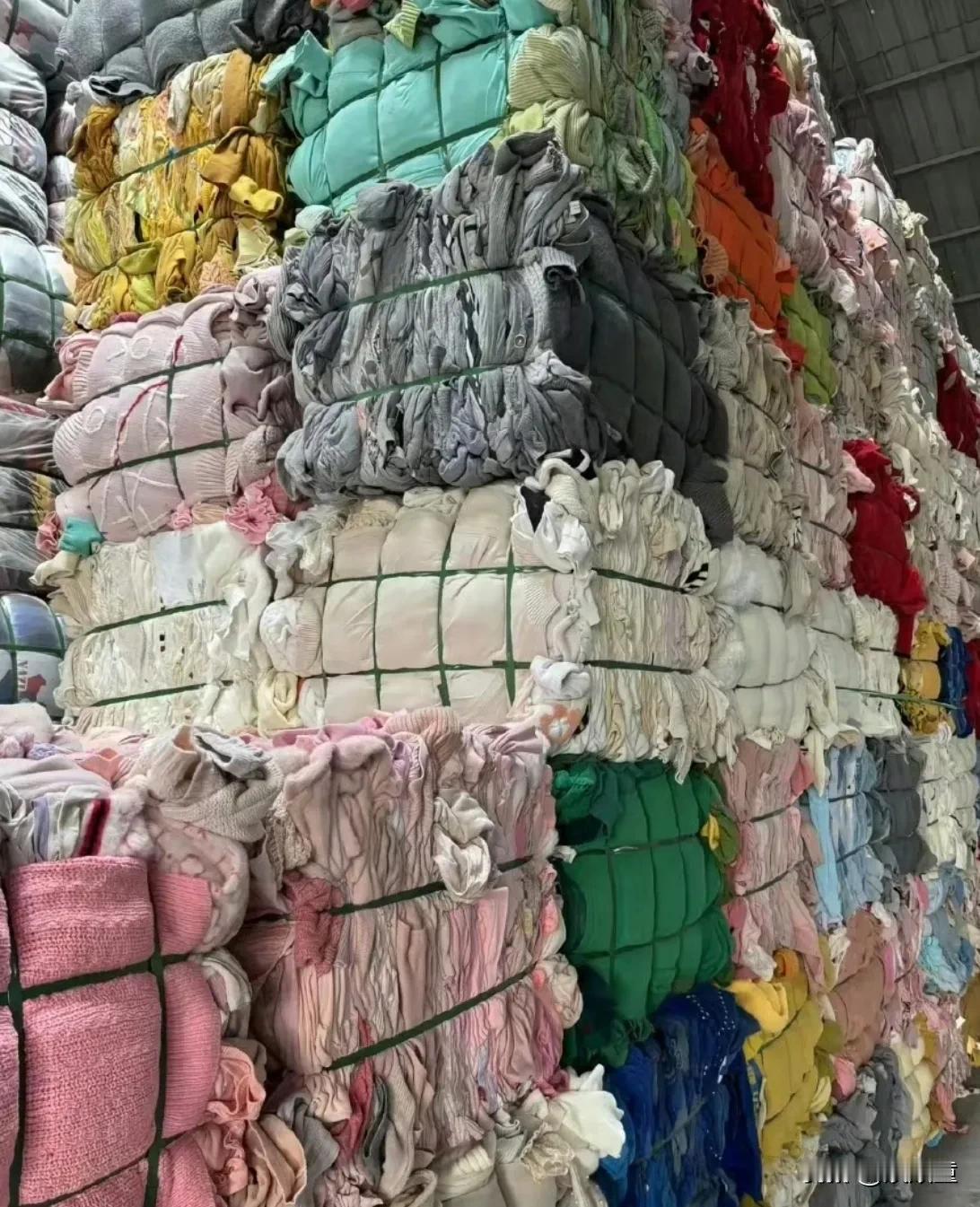 “便宜没好货”含金量又一次上升了！央视曝光旧衣服回收产业，触目惊心啊！以前还