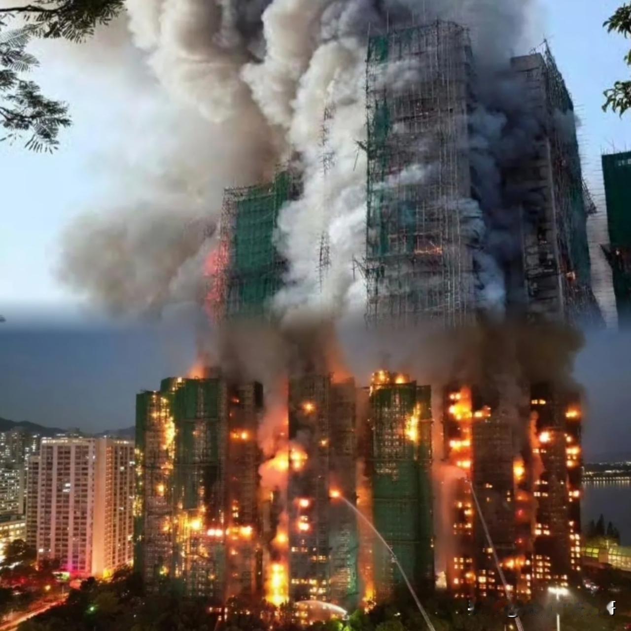 快报快报！！！2025年11月26日下午4时许，大埔宏福苑宏昌阁发生火灾，