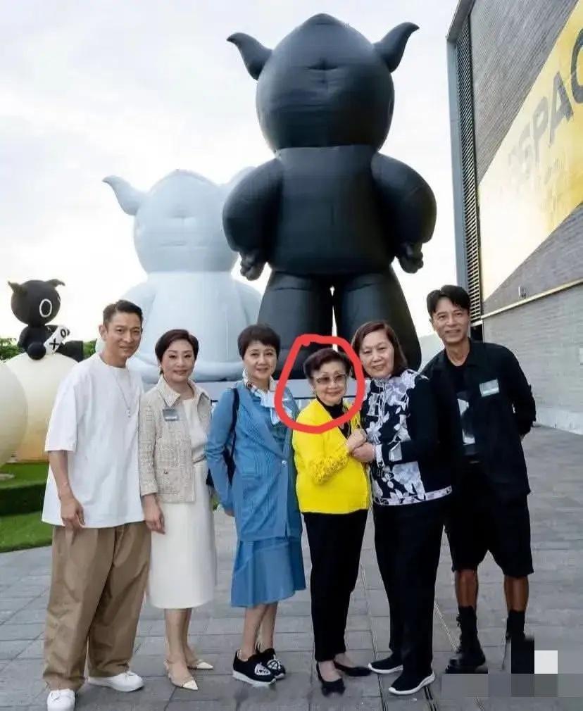 这个穿黄衣服的老人家是谁呀？和这么多有名的大人物站在一起，她居然能站在c位。感觉