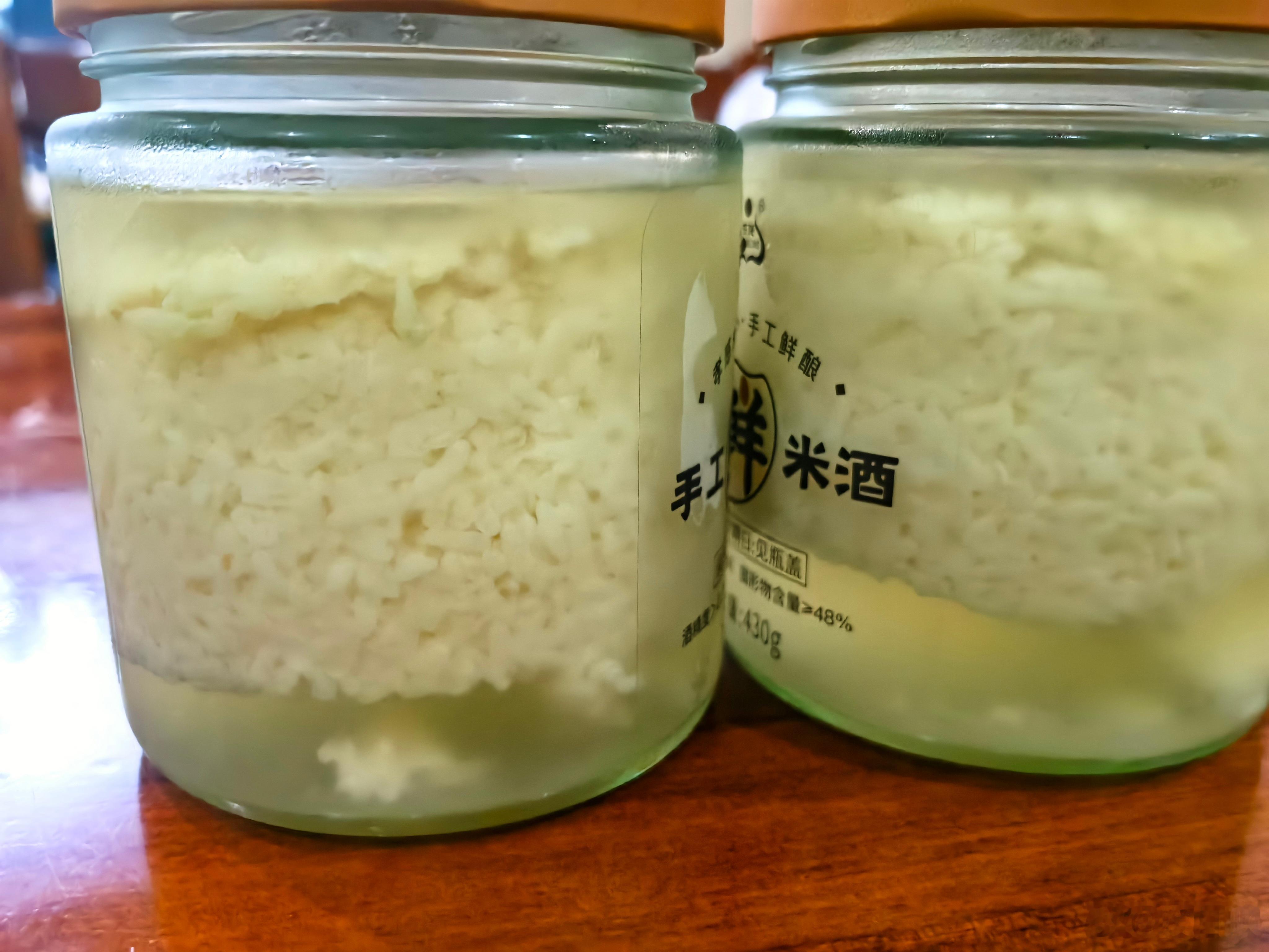 昨天我又吐槽山姆。孝感米酒送来竟然这样，醪糟冻成一团，分层了，我感觉也许是冷链储藏的问题。反映给客服