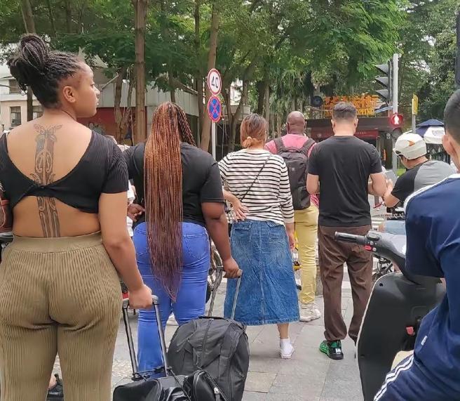 “印度留学生在深圳被‘重点照顾’了？”——别急着喊歧视，先看数字：去年2.8