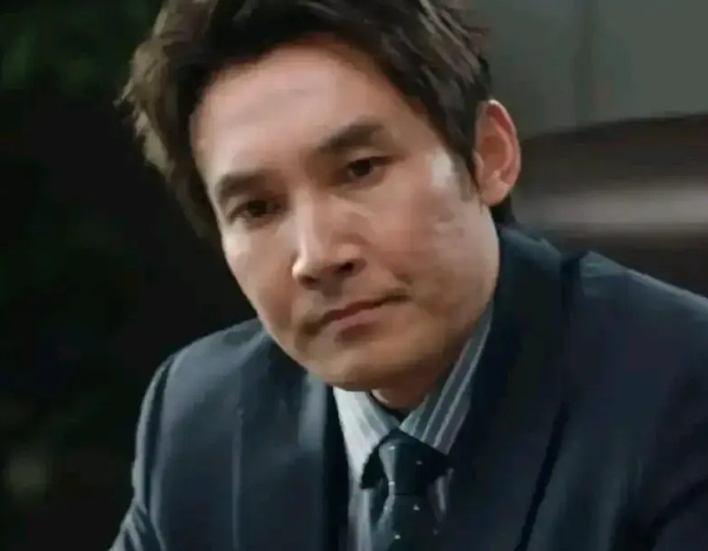 继续追剧《利剑.玫瑰》。感觉此剧的好多剧情根本说不通。一是跟甄妮要好的一