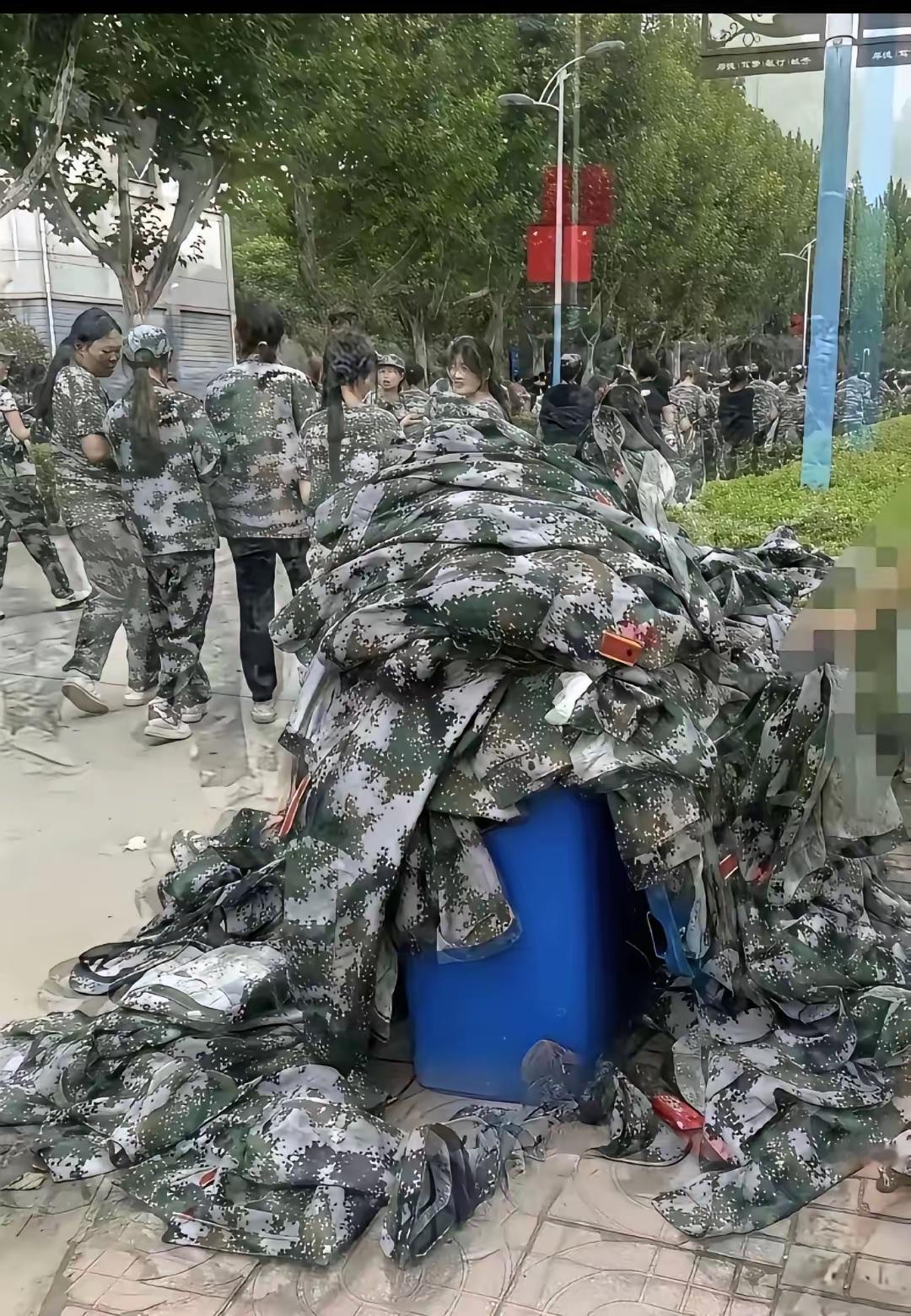 陈丽阳是湖北大学2026级新生，家在荆门农村。军训刚结束那几天，她看着宿舍楼里到