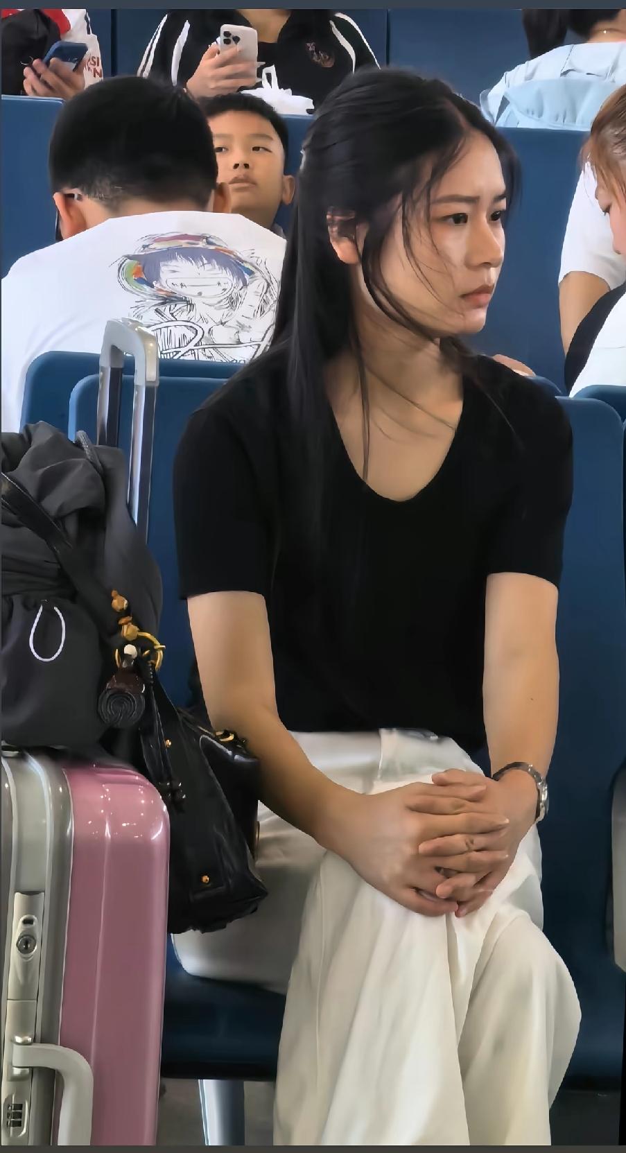 项上没有项链，手指没有戒指，头发没有染发，指甲也没有美甲，一身简单的妆容