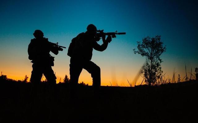 当兵时，记得我们新兵连长说过的三句“骗人”的话。第一句话，把兜里的钱都拿出来，