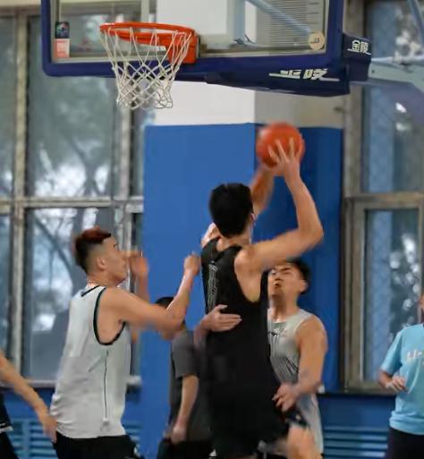 辽宁男篮已经年轻的让人不认识了！9月10日，辽宁男篮更新了社媒，杨鸣正在带领着