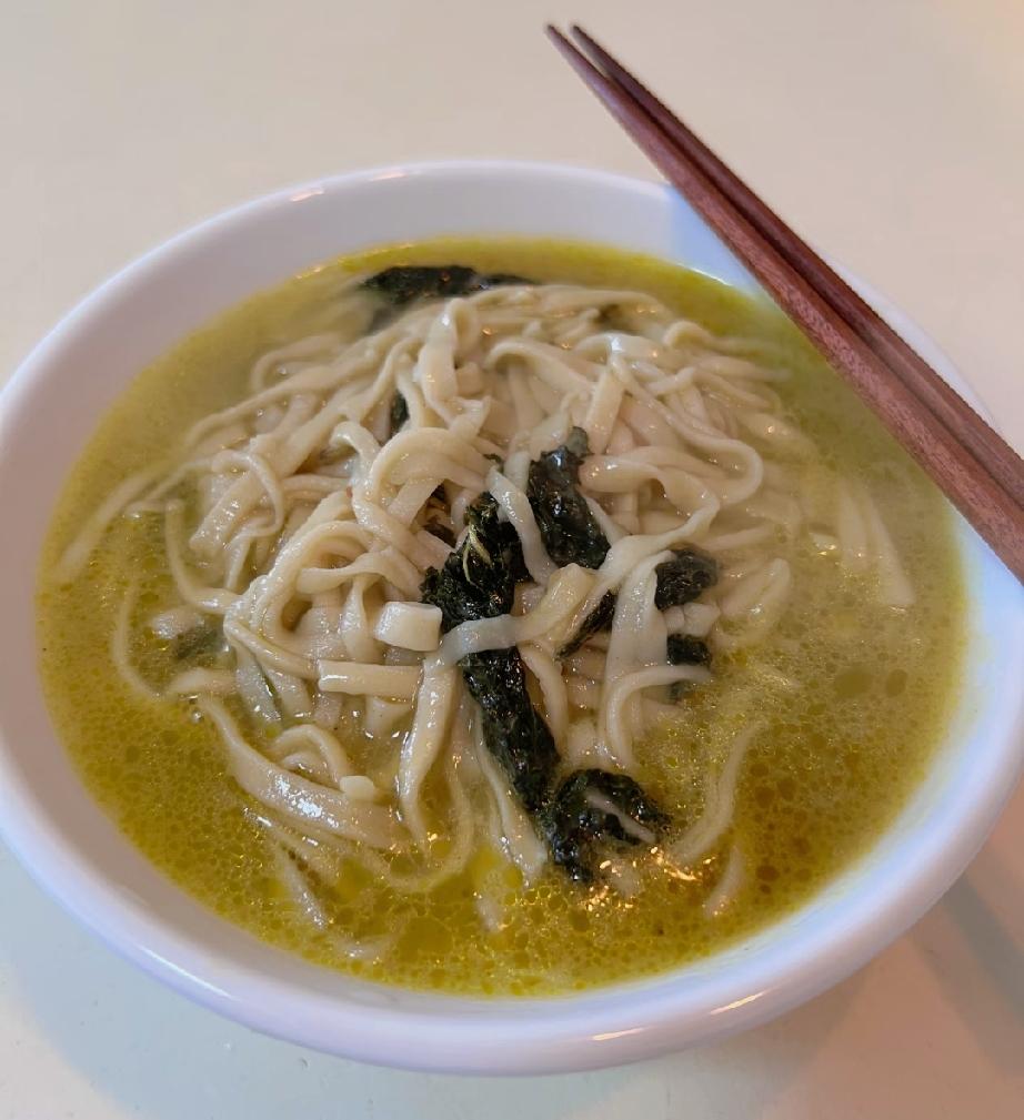 说：“吃一些:有生命力的菜。身体最喜欢的食物，不是稀饭，不是红烧肉，而是水煮鸡
