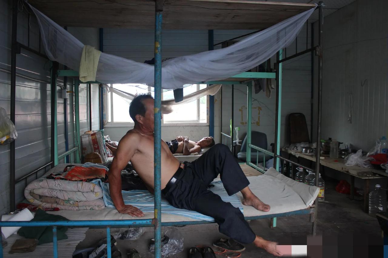 中国最该装空调的3个地方:一是农民工的宿舍。夏天真的热，而且农民工多个人挤在一