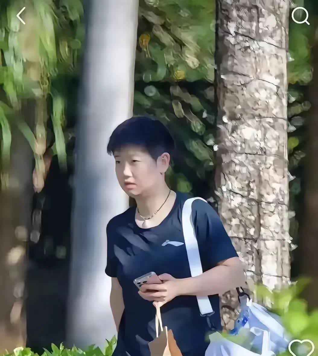 莎莎拎着星巴克去上训了，莎莎不是喜欢喝茶吗？怎么也喜欢上喝咖啡了?有人说