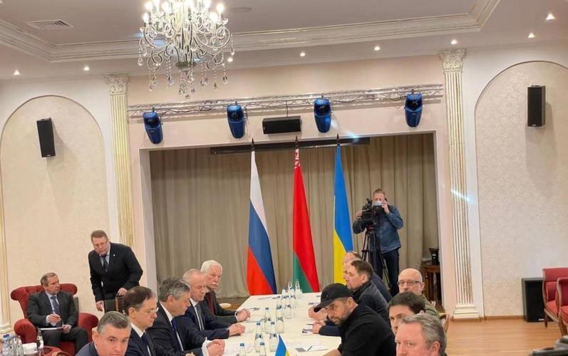 顿涅茨克弧线拉响警报：俄猛攻下乌军撤退，关键城镇告急---俄乌前线在